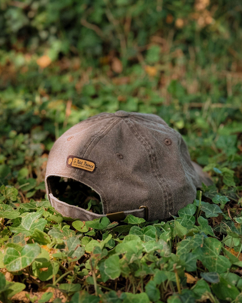 Kis Herceg Kukucskál hímzett baseball sapka | Vates X A Kis Herceg Kis Herceg Kukucskál hímzett baseball sapka | Vates X A Kis Herceg vates_muveszet_irodalom_ruhazati_marka