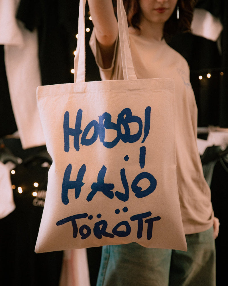 HOBBIHAJÓTÖRÖTT TOTEBAG | Carson Coma x Vates HOBBIHAJÓTÖRÖTT TOTEBAG | Carson Coma x Vates vates_muveszet_irodalom_ruhazati_marka