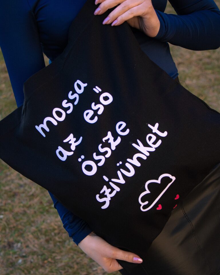 MOSSA AZ ESŐ Limitált Fekete Vászontáska MOSSA AZ ESŐ Limitált Fekete Vászontáska vates_muveszet_irodalom_ruhazati_marka