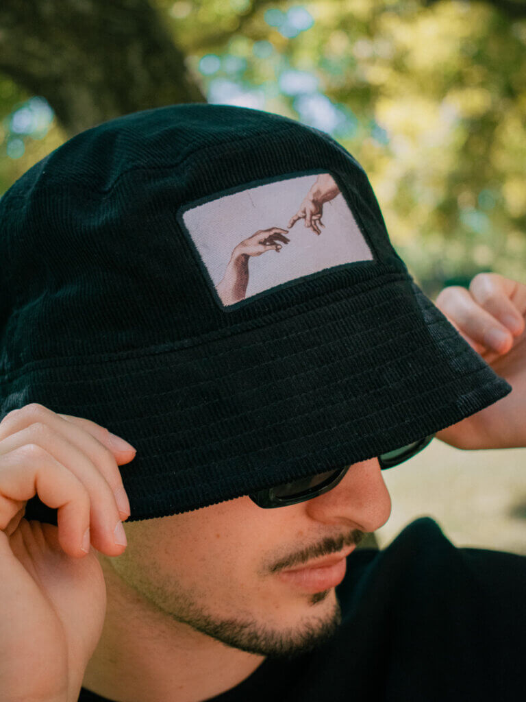 Vates bársony hatású pamut bucket hat Michelangelo Ádám teremtése hímzett mintával