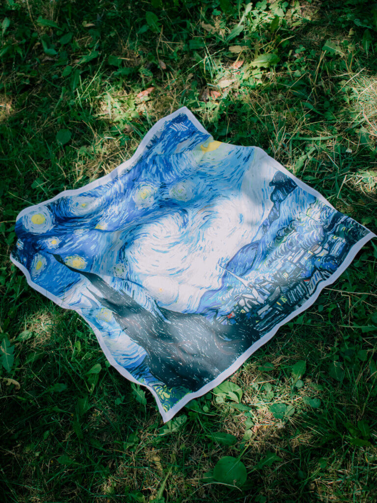 Vates selymes tapintású női kendő Van Gogh Csillagos éj festményével
