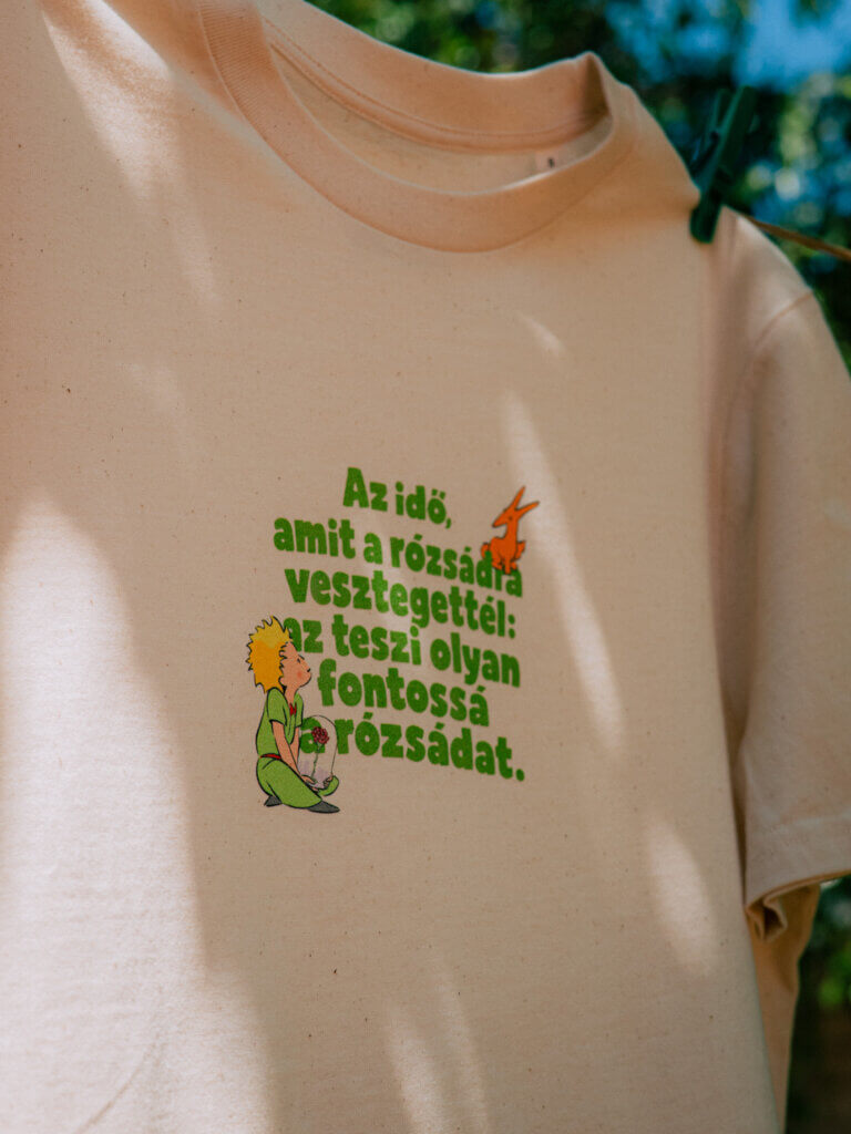 "Vates x Kis Herceg organikus pamut póló az teszi fontossá rózsás idézettel"